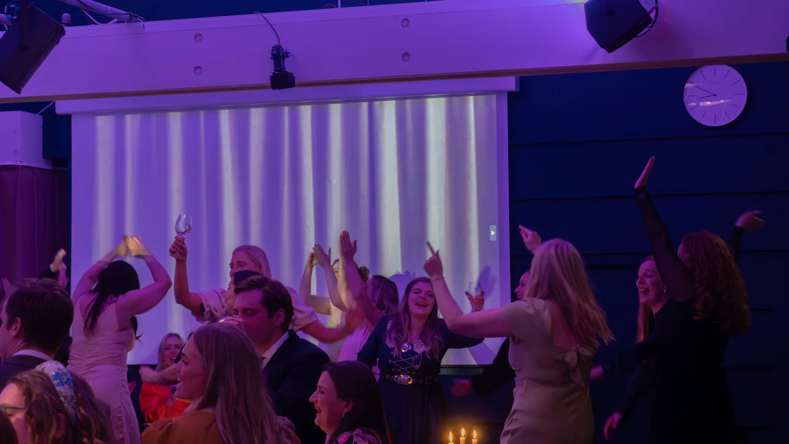 Gæster med armene i vejret på dansegulvet