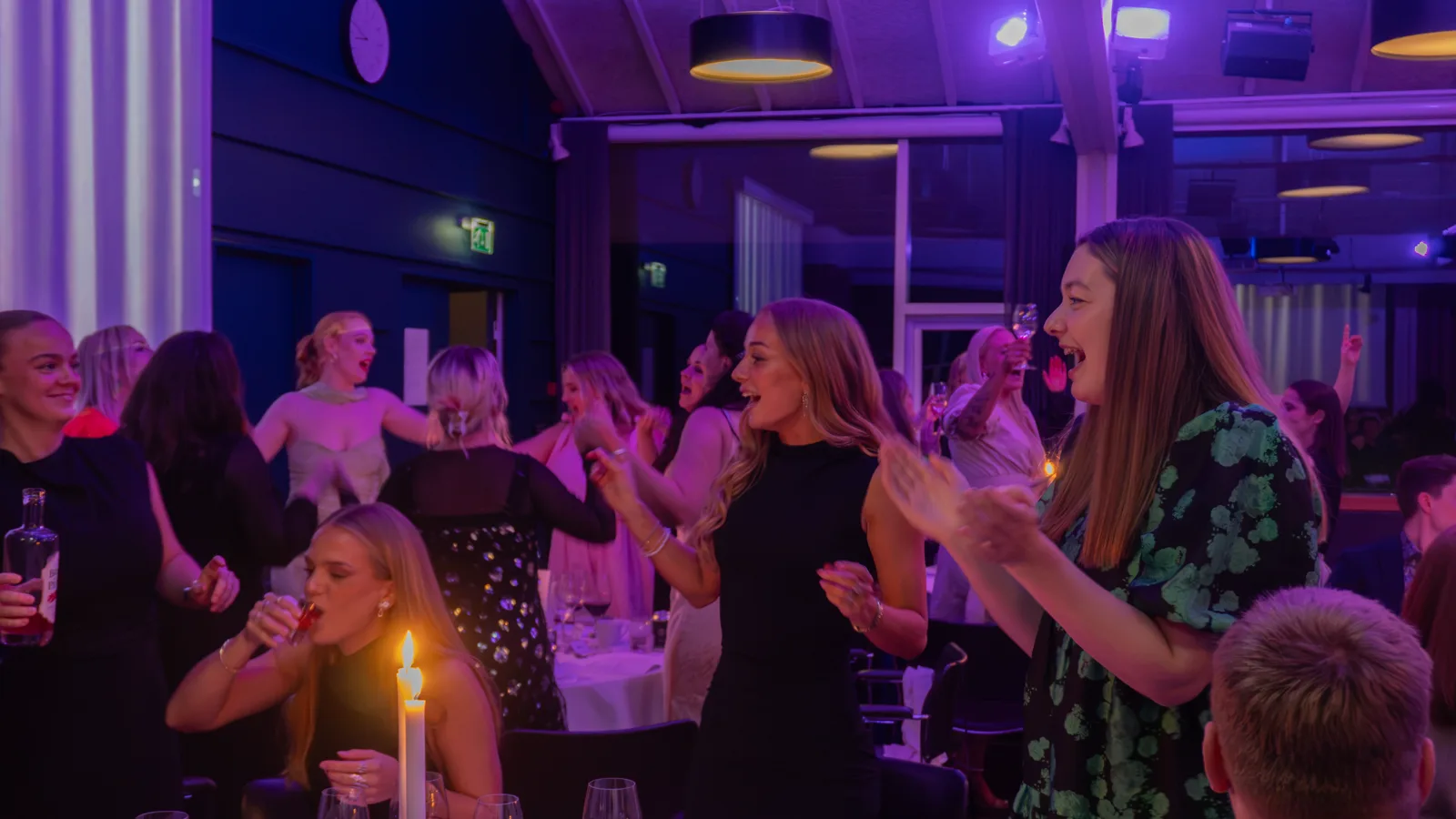 Gæster der danser og griner på dansegulvet