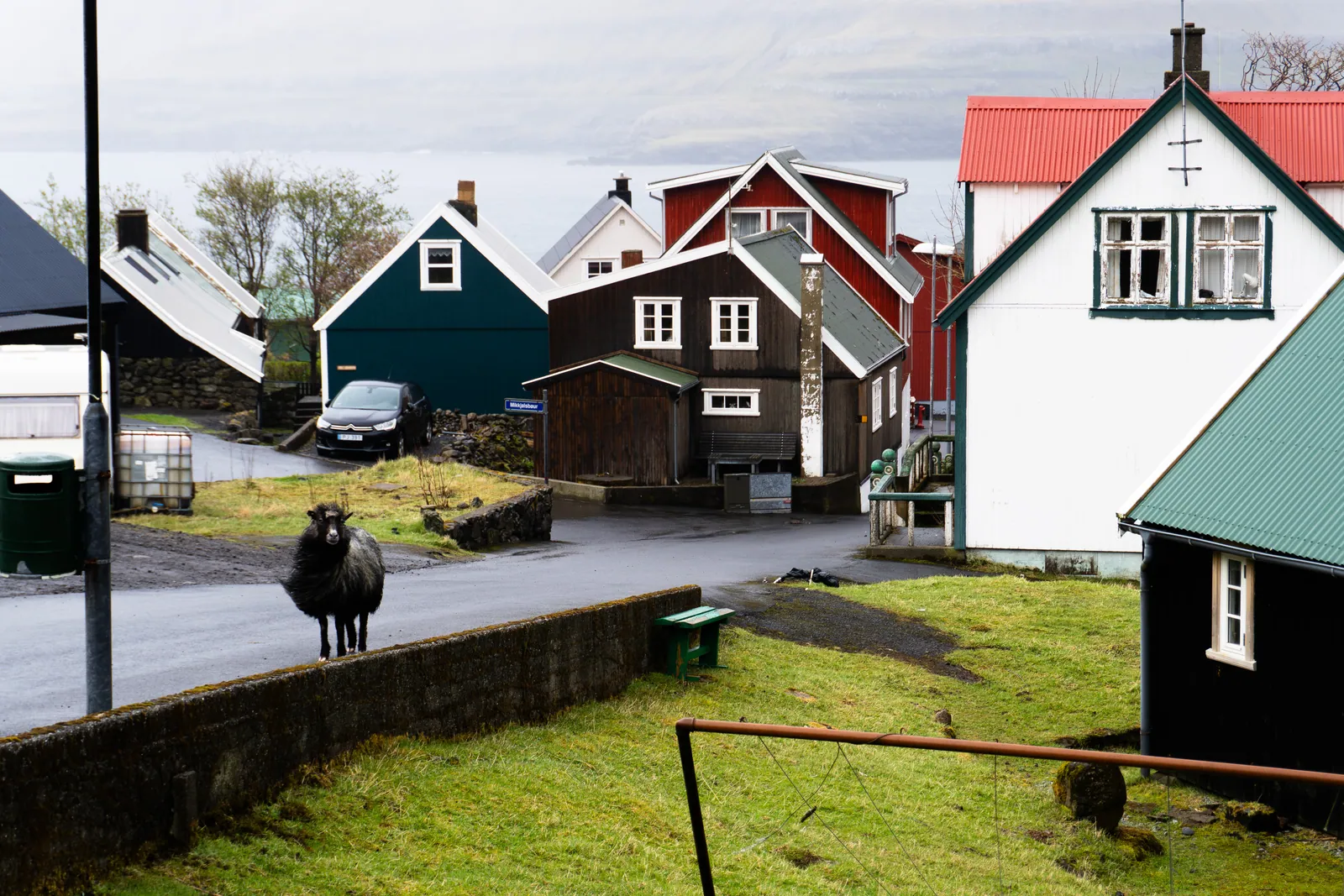 Farvede træhuse i en færøsk bygd